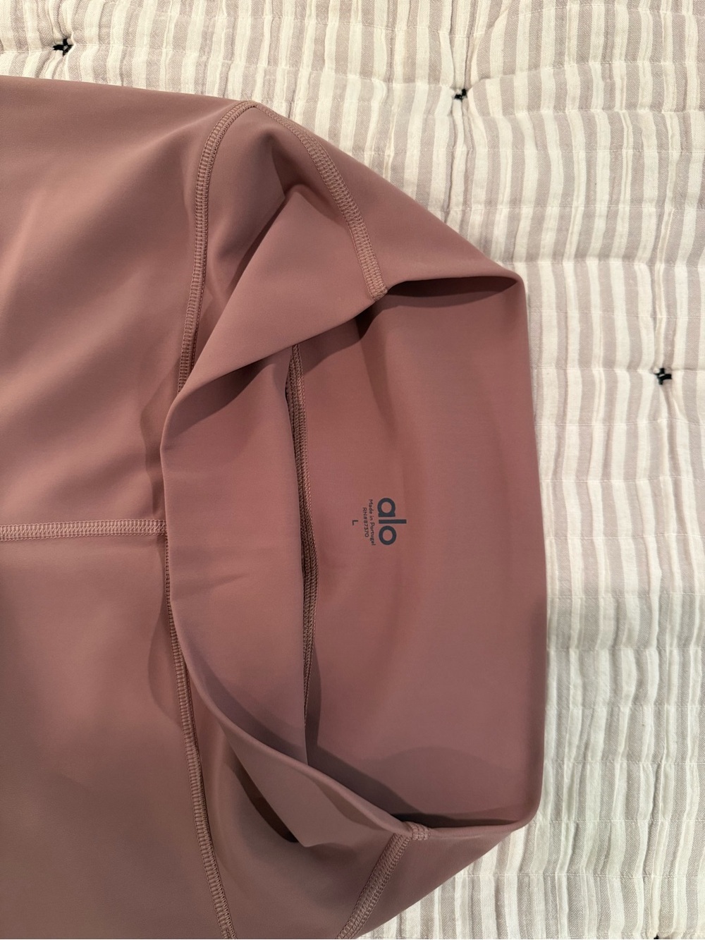 Alo High-Rise Ripped Leggings in Mauve L - Picture 3 of 4